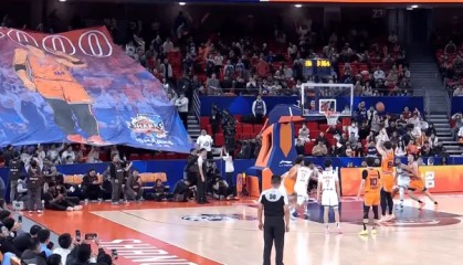 开云app官网-里程碑！王哲林2+1打进得到10000分，罚球时现场球迷高喊MVP